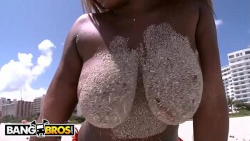 BANGBROS - La nena negra de grandes tetas Tori Taylor golpeada por Tony Rubino