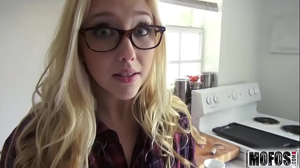 Rubia amateur espiada por webcam video protagonizada por Samantha Rone - Mofos.com