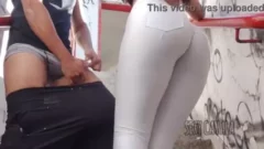 Chico con una gran polla haciendo que la ninfómana caliente le chupe la gran polla
