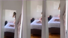 Claudina enseña las bragas enterradas en el culo mientras se luce en la cama