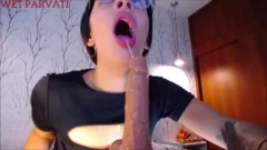 Joven que realiza sexo oral en un juguete sexual