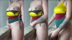 La famosa influencer onlyfans Alexia Loren monta un espectáculo erótico masturbándose en la encimera del baño