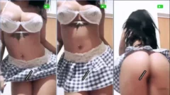 La sexy estudiante Kau Martini bailando con falda sin bragas mostrando su culo respingón