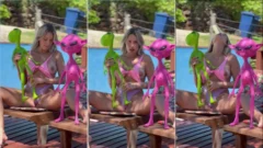 Tuani Basotti luce su actuación en bikini junto a la piscina mientras juega con muñecos ET