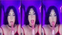 Zhorya dando una mamada a un juguete sexual