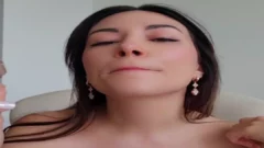 Alinity disfrutando de un helado en un vídeo de Onlyfans