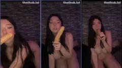 Layla Dream sensualizándose y divirtiéndose con un juguete erótico