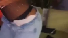 Mamá Kim lanzando improperios en el club nocturno