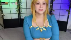 MiauiSiscat balanceando a Zelda y mostrando su colección completa de juguetes eróticos