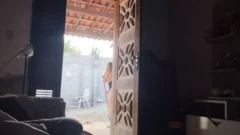 Shirlene Agata mostrando todo mientras limpia el jardín y llamando la atención de los vecinos