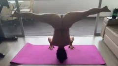 Steffy Moreno practica Yoga sin ropa