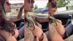 Alex Mucci fue pillada en un coche amateur conduciendo con las tetas al descubierto