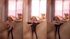 Kelsecrets mostrando su cuerpo desnudo y excitado, mostrando su coño con mucha excitación