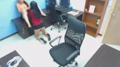 Martina Smith, famosa en OnlyFans, pilla por sorpresa a su compañera de trabajo haciéndole una mamada