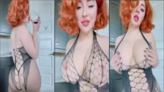 Con un atuendo completamente mojado, la apasionada BishoujoMom gira su cuerpo y se mueve con entusiasmo frente a la cámara