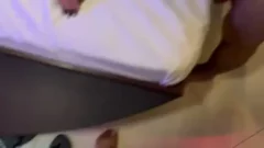 Una pareja joven sin experiencia en intercambio de parejas disfruta con una pareja de amigos en un motel