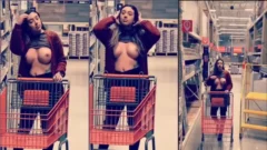 Nayara enseñando las tetas en público en el mercado