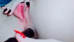 Pequeña chica explorando nuevas sensaciones con juguete íntimo de color negro