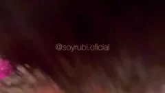 Rubi eyacula en la boca de la mujer morena mientras tienen sexo oral
