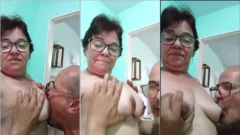 Amateur chupando las tetas de su pareja