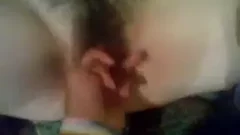 Joven con pelos en el coño se involucra en un vídeo amateur con un hombre mayor y las grabaciones acabaron en internet