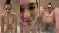 Chica desnuda en la bañera con grandes pechos tocándose