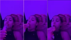 Justiinaxo de OnlyFans haciendo una mamada húmeda con un consolador de goma