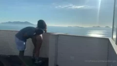 Lana Borges dando un paseo en una camioneta con un gran conductor por la autopista