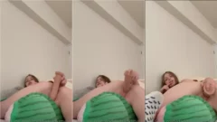 Rubia princesa jugando con un juguete de goma en tu coño con el culo arriba