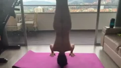 La joven de cabello rubio realizando sexo oral a un gran pene de color negro