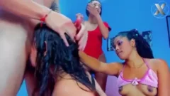 Dos chicas jóvenes, llenas de actitud, haciendo bocas vivas de Peladonas