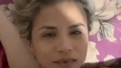 Brasileirinha tomando ese generoso baño en la cara con una boca bien abierta