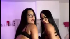 Las Gemelas Abello disfrutando de un consoladorspinias