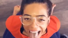 Tío travieso divirtiéndose con su sobrina sobrina