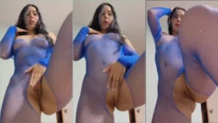 Amadora Cosmic Stella mostrando su hermoso coño con bragas irresistibles
