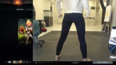 El streamer se inclina hacia adelante en una postura de yoga mientras se ve un destello de escote