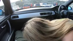 Video de broma casera con novia rubia divirtiéndose en el estacionamiento