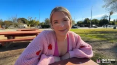 Chica en el auto aventurándose y divirtiéndose mucho con el cuerpo
