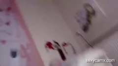 Sexo prohibido entre los hermanos Consideración la niña delgada hace mamada y libera la cola