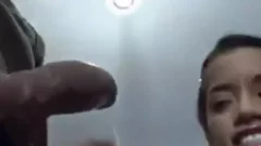 Estudiante muy delgado que da un sabor en el palo robusto del maestro