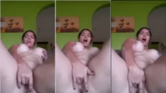 Filtrado en Internet de una chica caliente divirtiéndose con los dedos en el coño