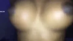 Chica de pechos firmes rebotando en el momento justo