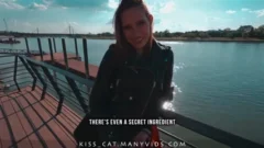 Delicious le quita el condón masculino para darse un baño en su coño