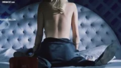 Estaba acostado cuando llegó mi novia toda traviesa, muriendo por mostrarme su coño peludo