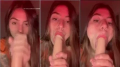 Novinha Brucbb luciendo todo y haciendo una mamada con una polla de goma