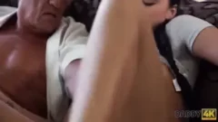 Polémico video donde un padre se involucra con su propia hija