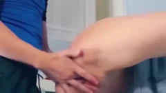 Tomó a la joven y la hizo tragar todo