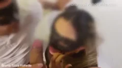 Hazads succionando una gran tórtina junto con su esposa Pereguete