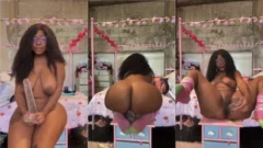 Joven divirtiéndose con un gran consuelo en el maravilloso coño