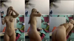 Maravillosa rubia mostrando sus increíbles tetas grandes con valentía en la webcam